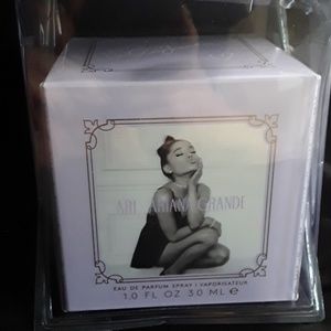 Ari by Ariana Grande perfum